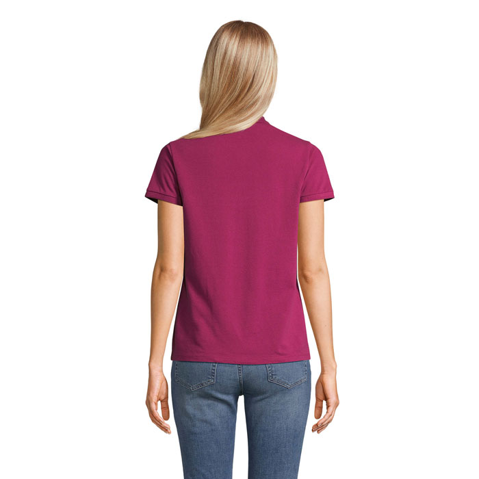 Femme portant un t-shirt rose vu de dos