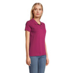 Femme portant un polo rose et un jean