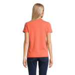 Femme portant un t-shirt orange et un jean