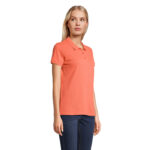 Femme portant un polo orange et jean bleu
