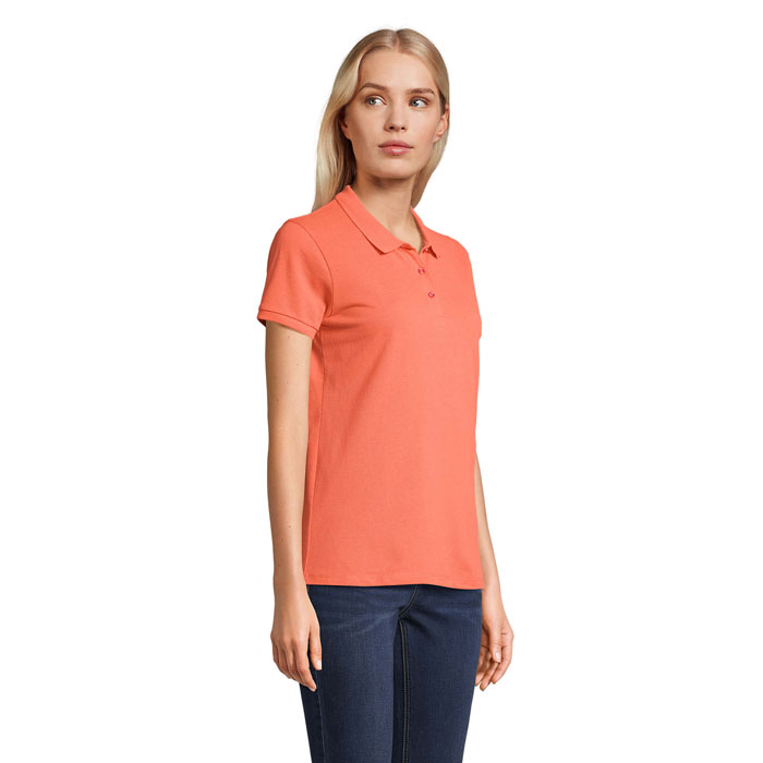 Femme portant un polo orange et jean bleu
