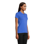 Femme portant un polo bleu et pantalon noir