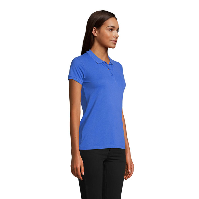 Femme portant un polo bleu et pantalon noir