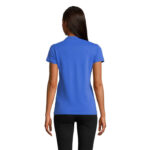 Femme portant un polo bleu vue de dos