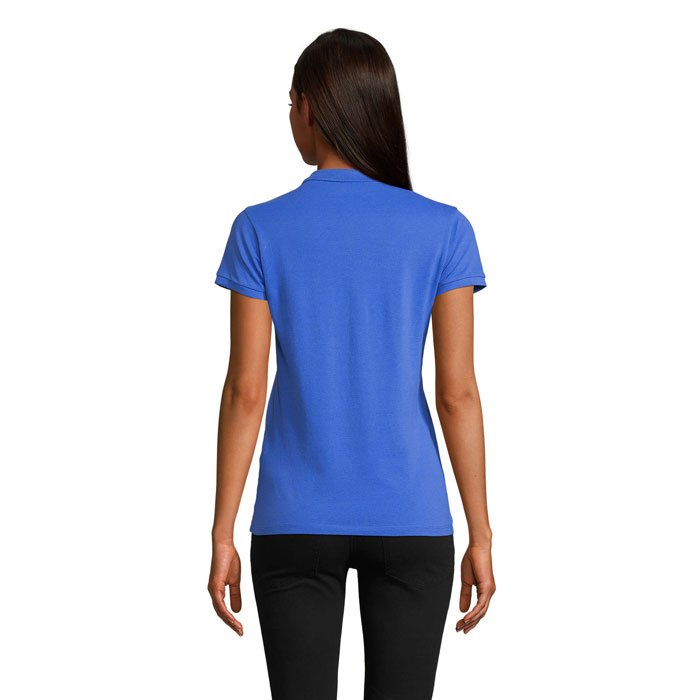 Femme portant un polo bleu vue de dos