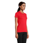 Femme portant un polo rouge et pantalon noir