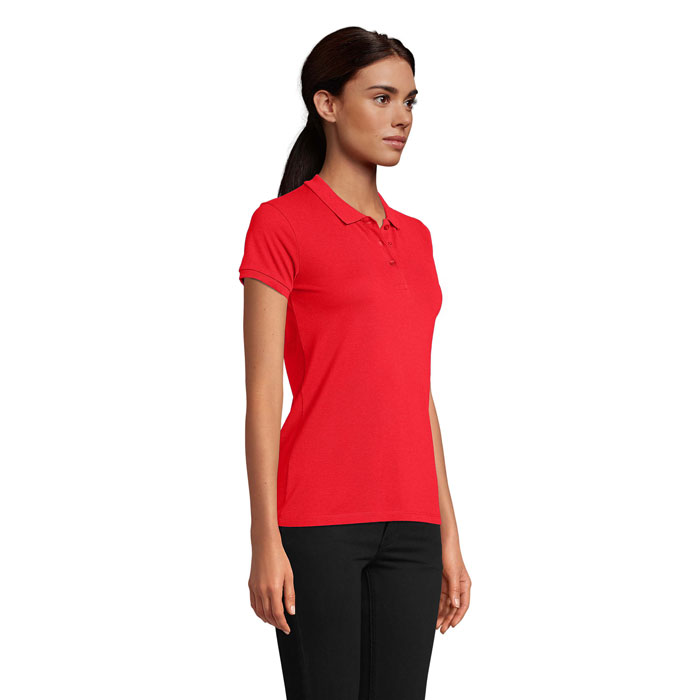 Femme portant un polo rouge et pantalon noir