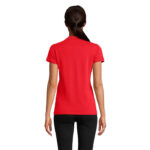 Femme portant un t-shirt rouge vu de dos