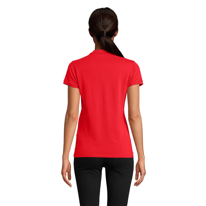 Femme portant un t-shirt rouge vu de dos