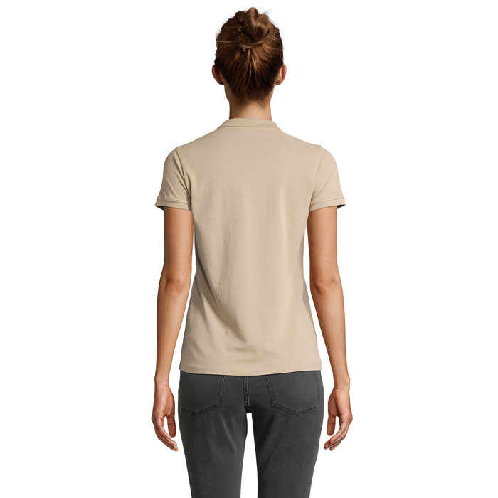 Femme portant un polo beige vue de dos