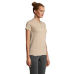 Femme portant un polo beige et pantalon gris