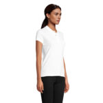 Femme portant un polo blanc et pantalon noir