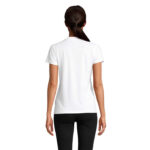 Femme portant un t-shirt blanc vu de dos