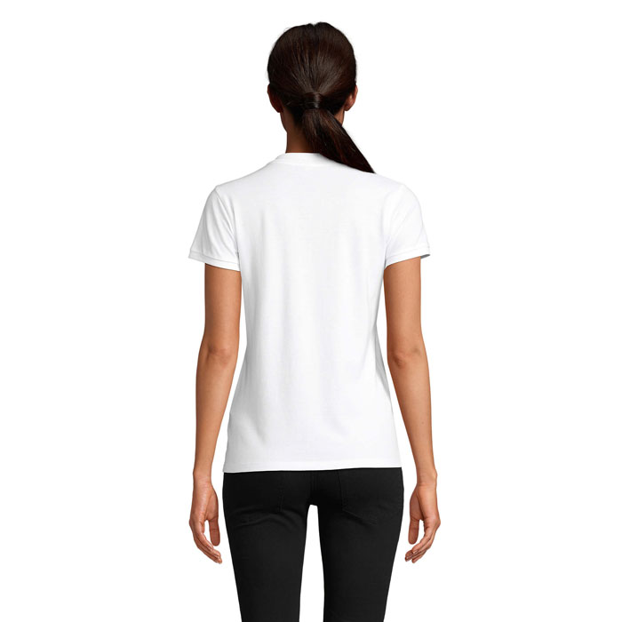 Femme portant un t-shirt blanc vu de dos