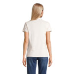 Femme portant un t-shirt blanc et un jean.