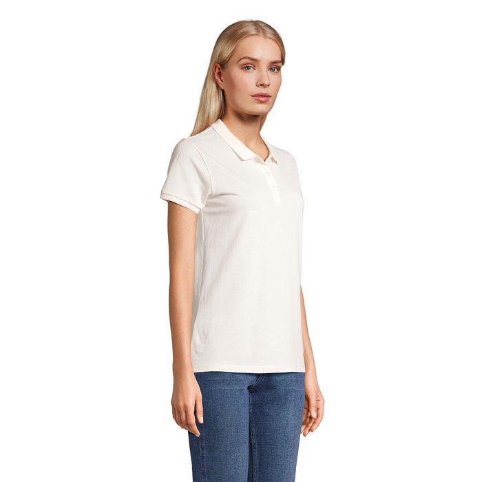 Femme portant un polo blanc et un jean