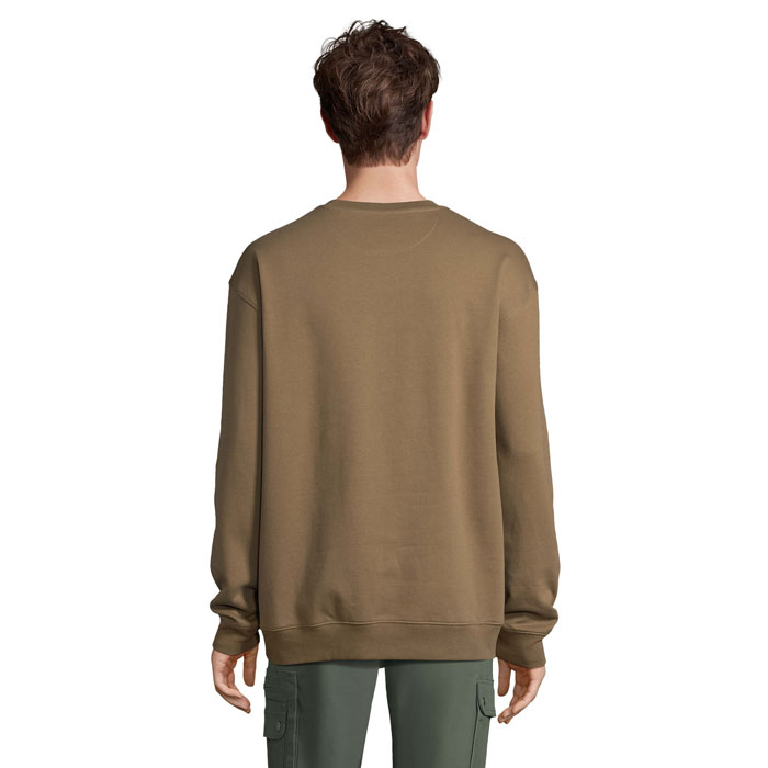Homme portant un sweat marron vu de dos