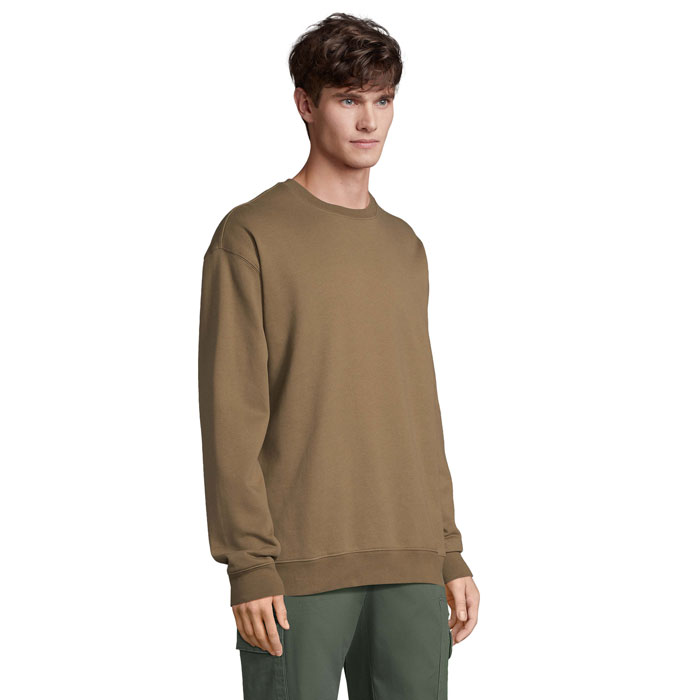 Homme portant un sweat marron à manches longues