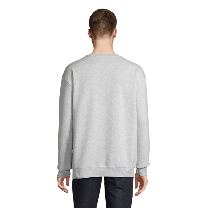 Homme portant un sweat gris vu de dos
