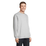 Homme portant un sweat gris uni