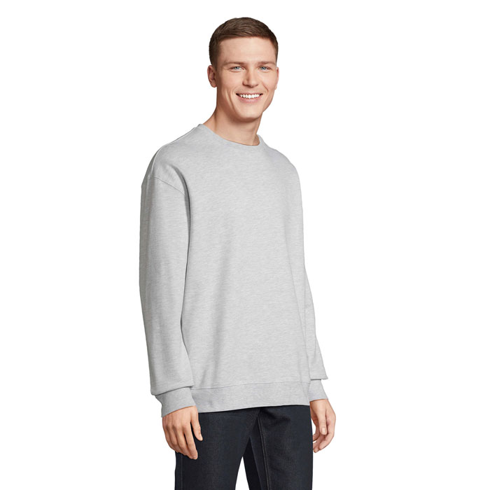 Homme portant un sweat gris uni