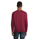 Homme portant un sweat bordeaux et un jean bleu
