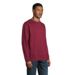 Homme portant un sweat rouge à manches longues