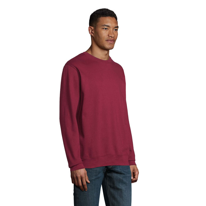 Homme portant un sweat rouge à manches longues