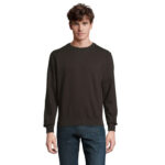Homme portant un pull noir et un jean bleu