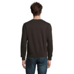 Homme portant un sweat noir et un jean bleu