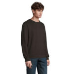 Homme portant un pull noir et un jean bleu