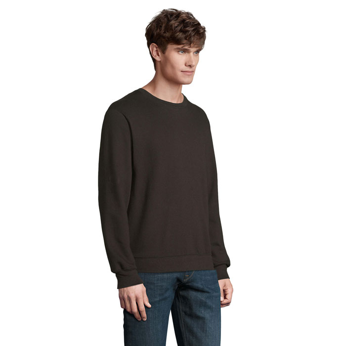 Homme portant un pull noir et un jean bleu