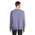 Homme portant un sweat violet vu de dos