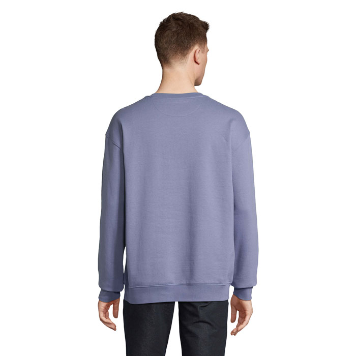 Homme portant un sweat violet vu de dos