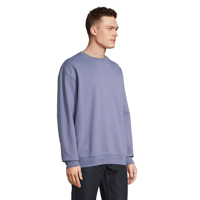 Homme portant un sweat bleu clair casual