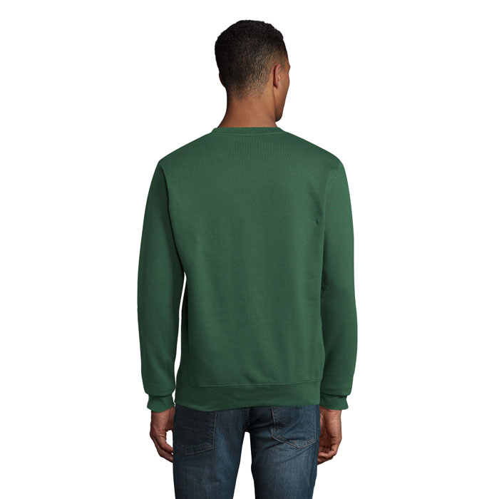 Homme portant un sweat vert vu de dos