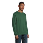 Homme portant un sweat vert et un jean.