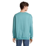 Homme portant un sweat bleu clair vu de dos