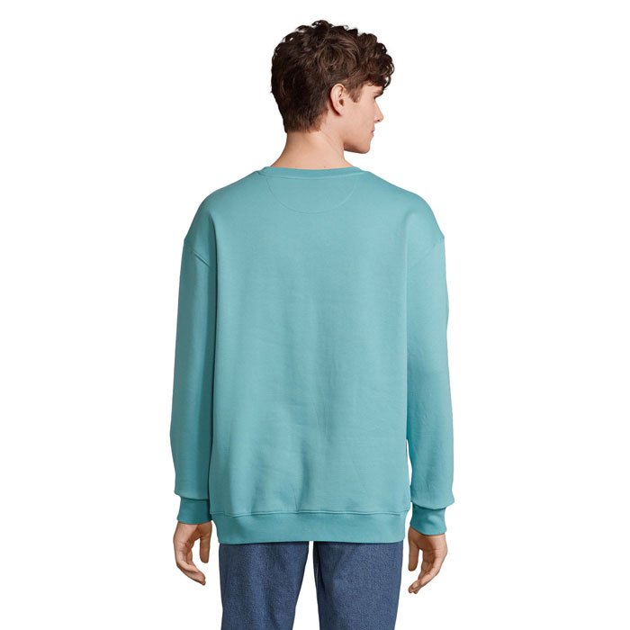 Homme portant un sweat bleu clair vu de dos