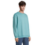 Homme portant un sweat bleu clair décontracté