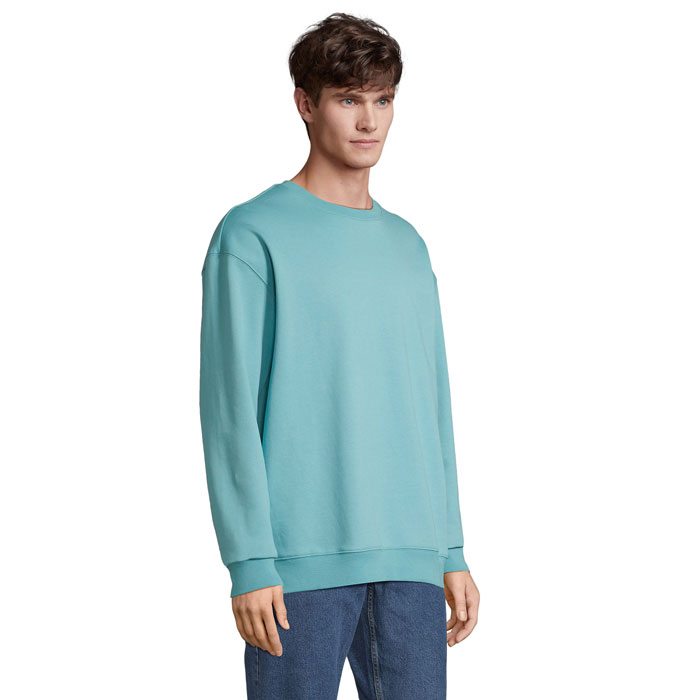 Homme portant un sweat bleu clair décontracté