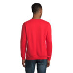 Homme portant un pull rouge vu de dos