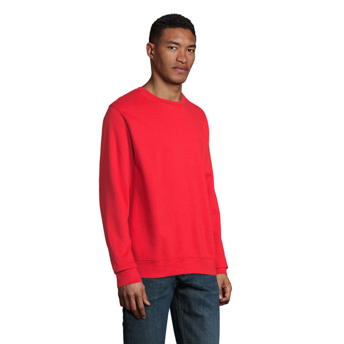 Homme portant un sweat rouge et un jean bleu