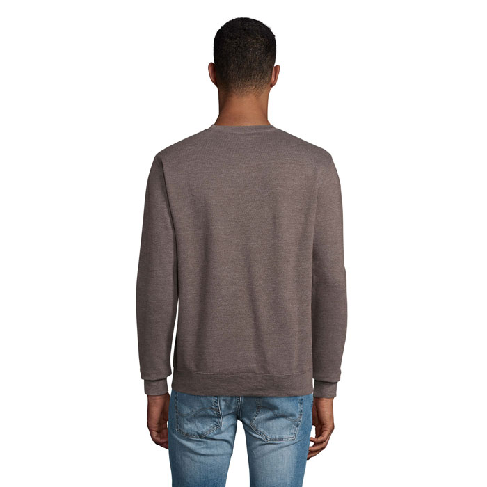 Homme portant un sweat gris vu de dos