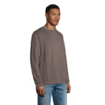 Homme portant un sweat marron et un jean bleu