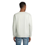Homme portant un sweat blanc vu de dos