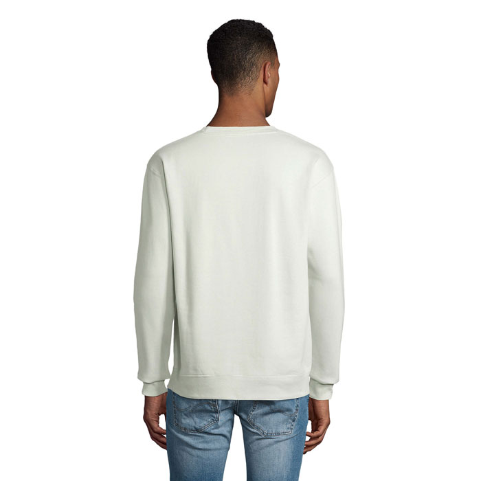 Homme portant un sweat blanc vu de dos
