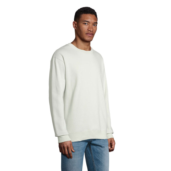 Homme portant un sweat blanc et un jean bleu