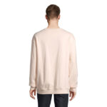 Homme portant un sweat beige vu de dos