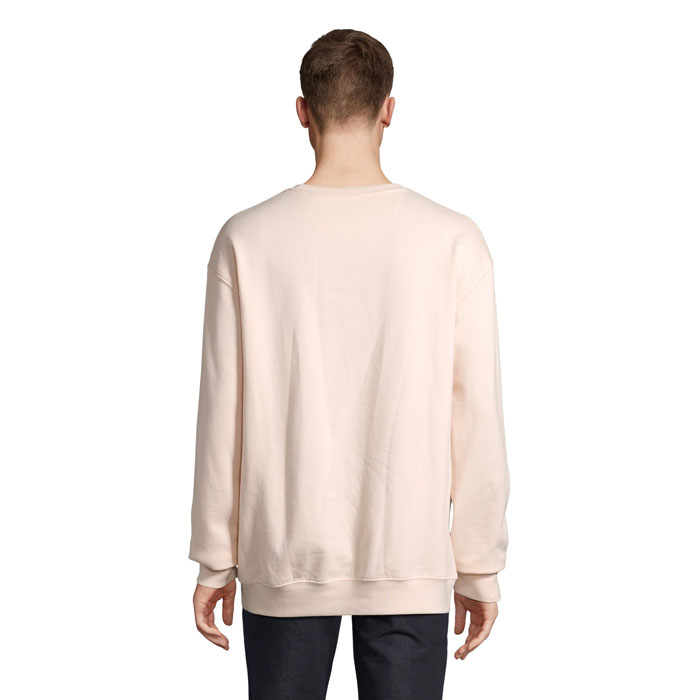 Homme portant un sweat beige vu de dos